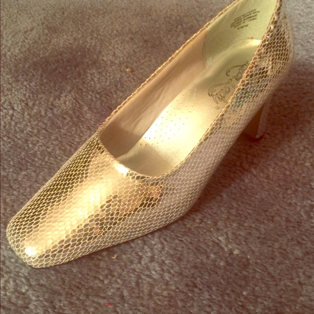 Woman’s shoe size 9.5